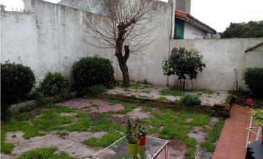 Casa de 4 amb con garage,patio,parque y local sobre Av comercial