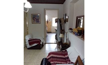 Casa de 4 amb con garage,patio,parque y local sobre Av comercial