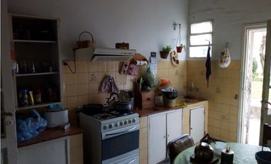 Casa de 4 amb con garage,patio,parque y local sobre Av comercial