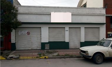 Casa de 4 amb con garage,patio,parque y local sobre Av comercial