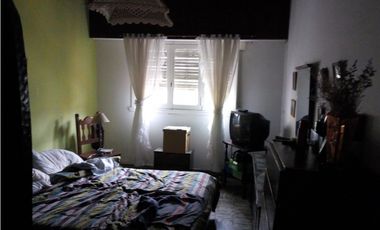 Casa de 4 amb con garage,patio,parque y local sobre Av comercial