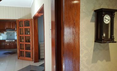CLAYPOLE: EXCELENTE CHALET CENTRICO DE ESTILO,  DE AMPLIAS DIMENSIONES. LUMINOSO, FUNCIONAL. EXCEL.UBICACION A 4 CDRAS DE LA ESTACION . OPORTUNIDAD!!