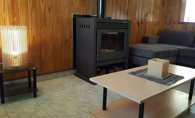CLAYPOLE: EXCELENTE CHALET CENTRICO DE ESTILO,  DE AMPLIAS DIMENSIONES. LUMINOSO, FUNCIONAL. EXCEL.UBICACION A 4 CDRAS DE LA ESTACION . OPORTUNIDAD!!