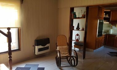 CLAYPOLE: EXCELENTE CHALET CENTRICO DE ESTILO,  DE AMPLIAS DIMENSIONES. LUMINOSO, FUNCIONAL. EXCEL.UBICACION A 4 CDRAS DE LA ESTACION . OPORTUNIDAD!!