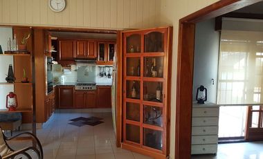 CLAYPOLE: EXCELENTE CHALET CENTRICO DE ESTILO,  DE AMPLIAS DIMENSIONES. LUMINOSO, FUNCIONAL. EXCEL.UBICACION A 4 CDRAS DE LA ESTACION . OPORTUNIDAD!!