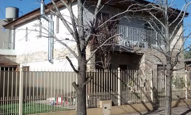 CLAYPOLE: EXCELENTE CHALET CENTRICO DE ESTILO,  DE AMPLIAS DIMENSIONES. LUMINOSO, FUNCIONAL. EXCEL.UBICACION A 4 CDRAS DE LA ESTACION . OPORTUNIDAD!!