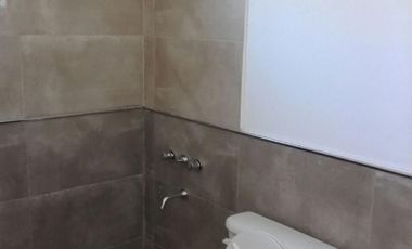 Muy lindo monoambiente con entrada para auto y patio.-