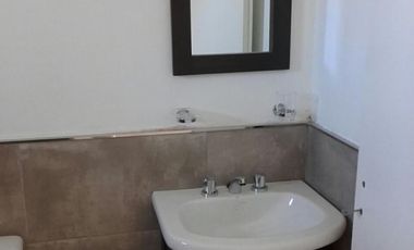 Muy lindo monoambiente con entrada para auto y patio.-