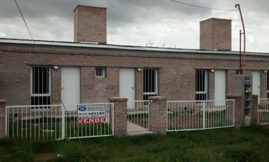 Muy lindo monoambiente con entrada para auto y patio.-