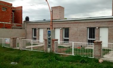 Muy lindo monoambiente con entrada para auto y patio.-