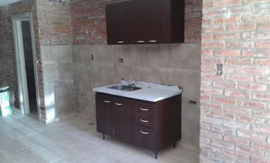 Muy lindo monoambiente con entrada para auto y patio.-