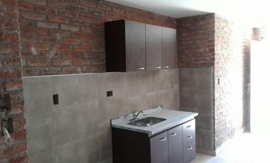 Muy lindo monoambiente con entrada para auto y patio.-