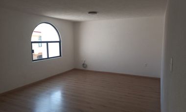 Amplia residencia fraccionamiento privado TOLUCA