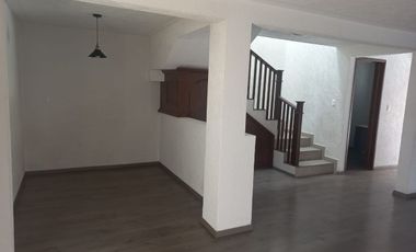 Amplia residencia fraccionamiento privado TOLUCA