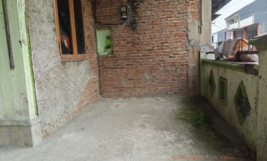 Rumah Strategis dekat Living Plaza Harapan Indah Bebas Banjir J-38803