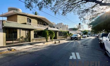 Casa en Venta Para Consultorios Oficinas Frente Jardin Corregidora Centro Colima