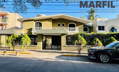 Casa en Venta Para Consultorios Oficinas Frente Jardin Corregidora Centro Colima