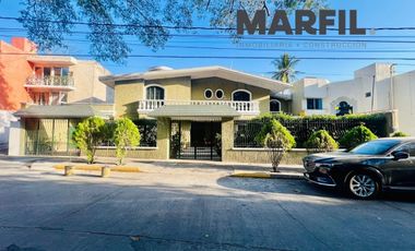 Casa en Venta Para Consultorios Oficinas Frente Jardin Corregidora Centro Colima
