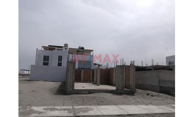 Oportunidad En Cerro Azul – Terreno Con Avance De Construcción (1Er Piso) + Estacionamiento Independiente