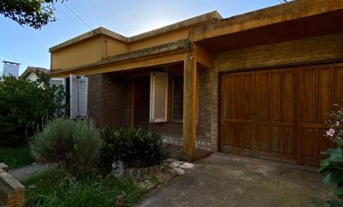 Casa de 3 AMBIENTES ubicada a 200 metros de la Avenida Tomás Espora .