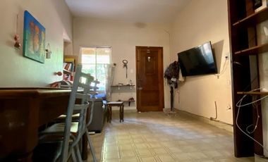 Casa de 3 AMBIENTES ubicada a 200 metros de la Avenida Tomás Espora .