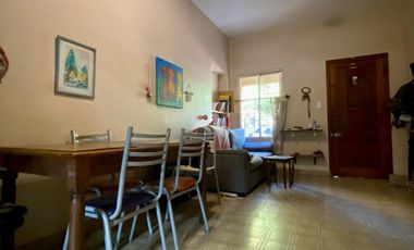 Casa de 3 AMBIENTES ubicada a 200 metros de la Avenida Tomás Espora .