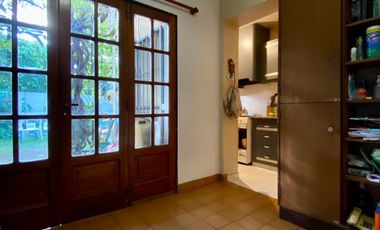 Casa de 3 AMBIENTES ubicada a 200 metros de la Avenida Tomás Espora .