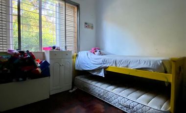 Casa de 3 AMBIENTES ubicada a 200 metros de la Avenida Tomás Espora .