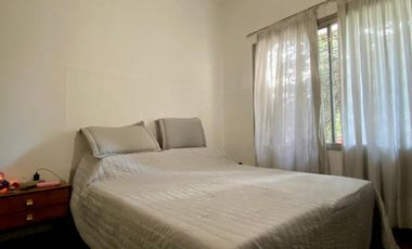 Casa de 3 AMBIENTES ubicada a 200 metros de la Avenida Tomás Espora .