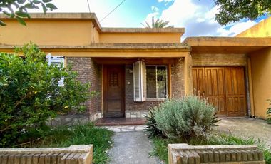 Casa de 3 AMBIENTES ubicada a 200 metros de la Avenida Tomás Espora .