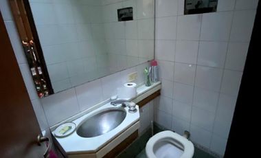 Casa de 3 AMBIENTES ubicada a 200 metros de la Avenida Tomás Espora .