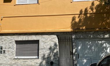 Excelente PH al frente, 3 dorm,2 baños, cochera, patio y quincho.