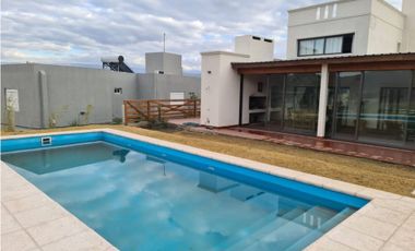 VENTA CASA 4 DORMITORIOS BARRIO CERRADO CARLOS PAZ GOLF