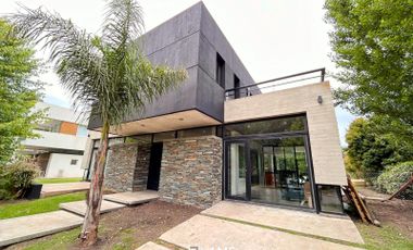 Moderna casa de diseño en venta en Arenas Del Sur