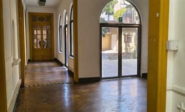 Local Comercial en arriendo en Santiago casona patrimonial