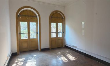 Local Comercial en arriendo en Santiago casona patrimonial