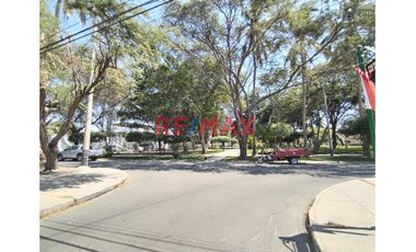 🌟 ¡Oportunidad única para inversionistas y constructores! 🌟

Presentamos este magnífico terreno urbano ubicado en la exclusiva zona de la Urbanizaci