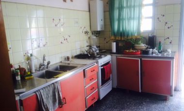 Casa de 4 ambientes sobre 2 lotes. Ideal constructora.