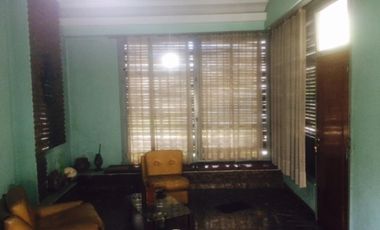 Casa de 4 ambientes sobre 2 lotes. Ideal constructora.