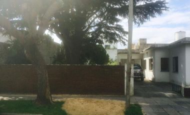 Casa de 4 ambientes sobre 2 lotes. Ideal constructora.