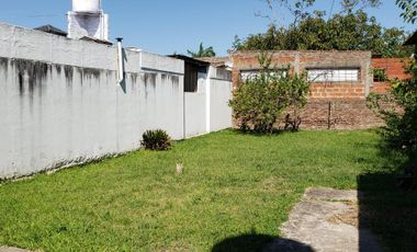 Terreno de 400 m2 con casa a reciclar a una cuadra de Av. Mitre - Berazategui