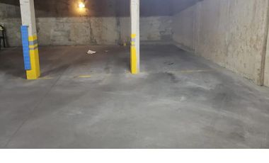 Cochera cubierta en exc ubicación. Hay varias.