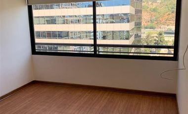 Amplio departamento Remodelado en El Golf calle Luz