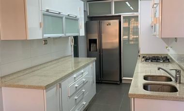Amplio departamento Remodelado en El Golf calle Luz