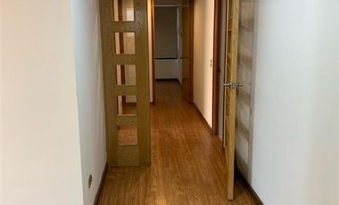 Amplio departamento Remodelado en El Golf calle Luz