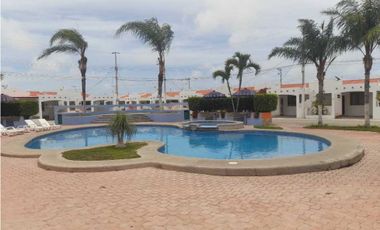 vendo villa en urbanizacion  con piscina privada ubicada en salinas