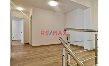 ¡Vive en la Exclusiva Urb. Hortensias de California! 🌟

Vende hermoso dúplex de 151 m² en un condominio cerrado y vigilado 24/7 con cámaras de segur