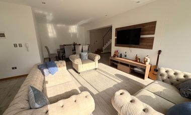 ¡Vive en la Exclusiva Urb. Hortensias de California! 🌟

Vende hermoso dúplex de 151 m² en un condominio cerrado y vigilado 24/7 con cámaras de segur