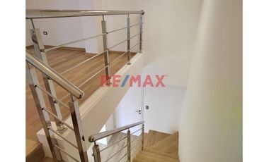 ¡Vive en la Exclusiva Urb. Hortensias de California! 🌟

Vende hermoso dúplex de 151 m² en un condominio cerrado y vigilado 24/7 con cámaras de segur
