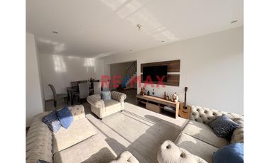 ¡Vive en la Exclusiva Urb. Hortensias de California! 🌟

Vende hermoso dúplex de 151 m² en un condominio cerrado y vigilado 24/7 con cámaras de segur